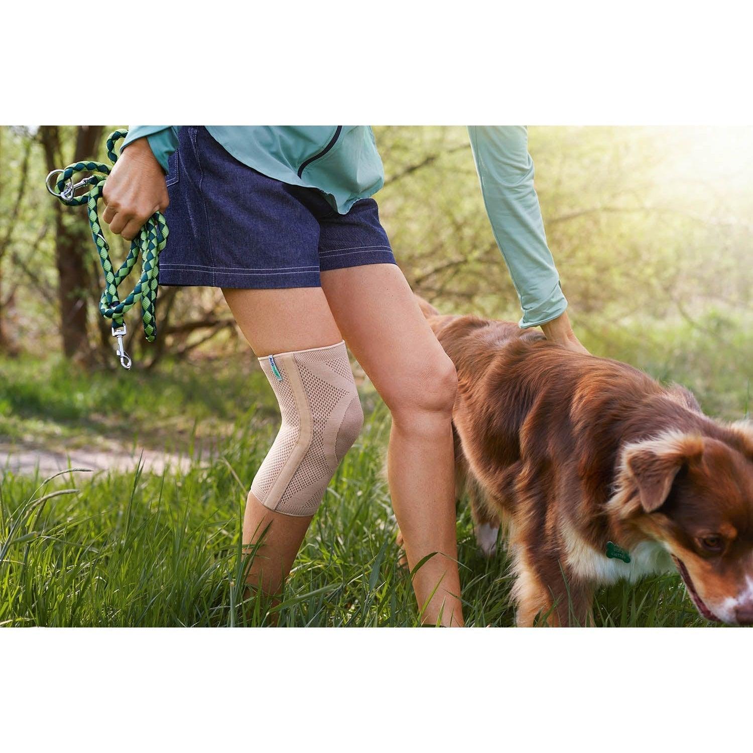 Actimove knee support with closed patella and 2 stays, designed for everyday knee stability and compression.