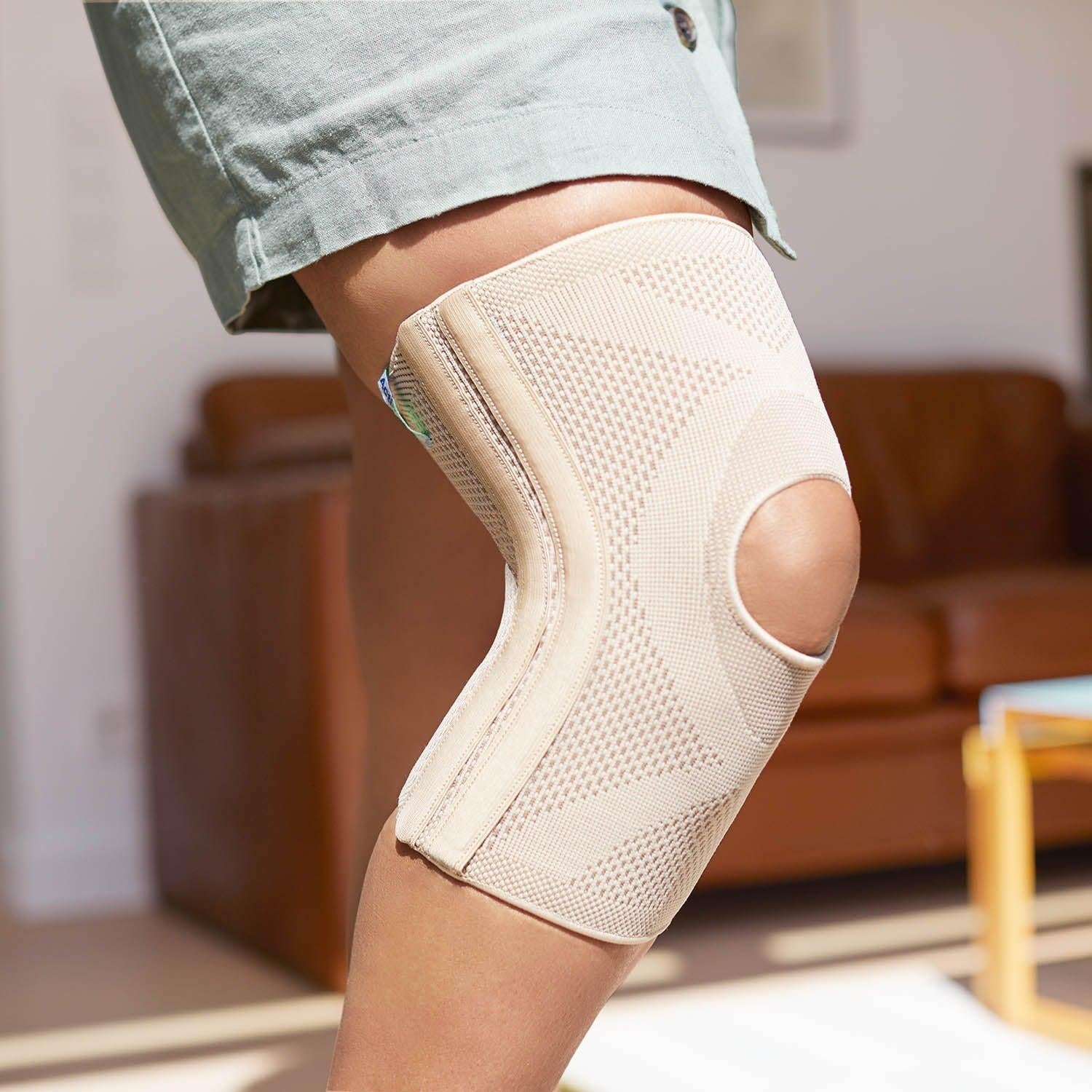 Actimove knee support with open patella and four stays, designed for everyday knee stabilization and comfort.