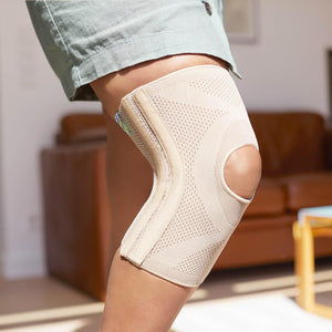 Actimove knee support with open patella and four stays, designed for everyday knee stabilization and comfort.