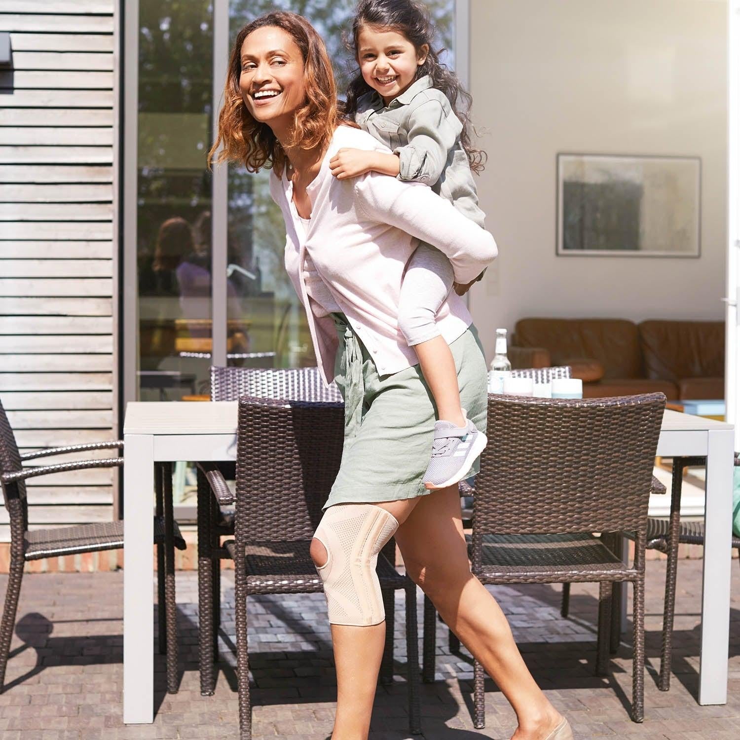 Actimove knee support with open patella and 4 stays, providing everyday compression and stabilization for knee joint support.