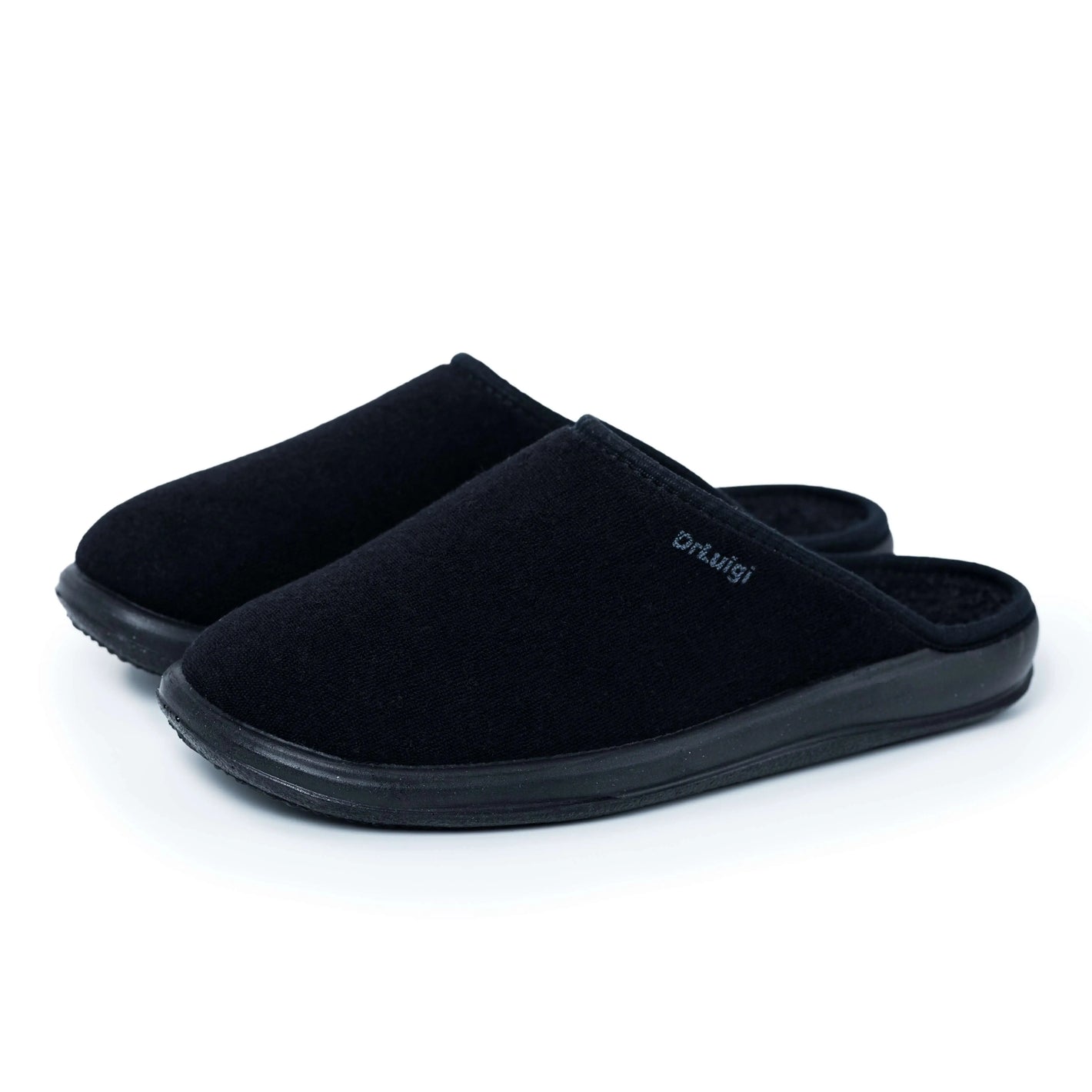 Black slip-on slippers with closed toe and rubber sole for indoor comfort