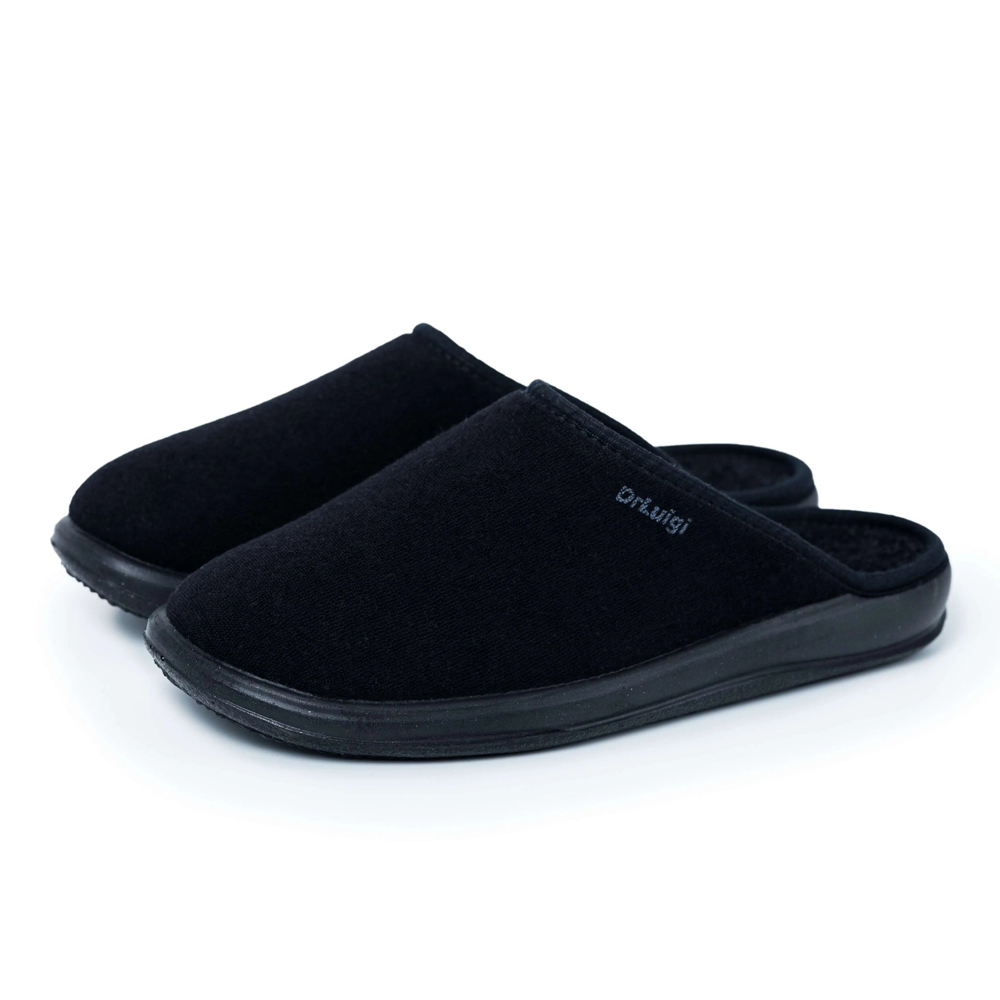 Black slip-on slippers with closed toe and rubber sole for indoor comfort
