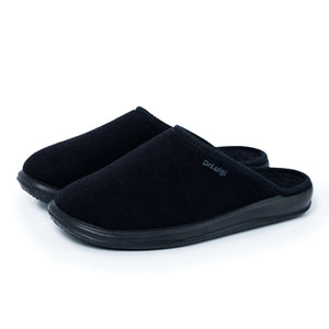 Black slip-on slippers with closed toe and rubber sole for indoor comfort